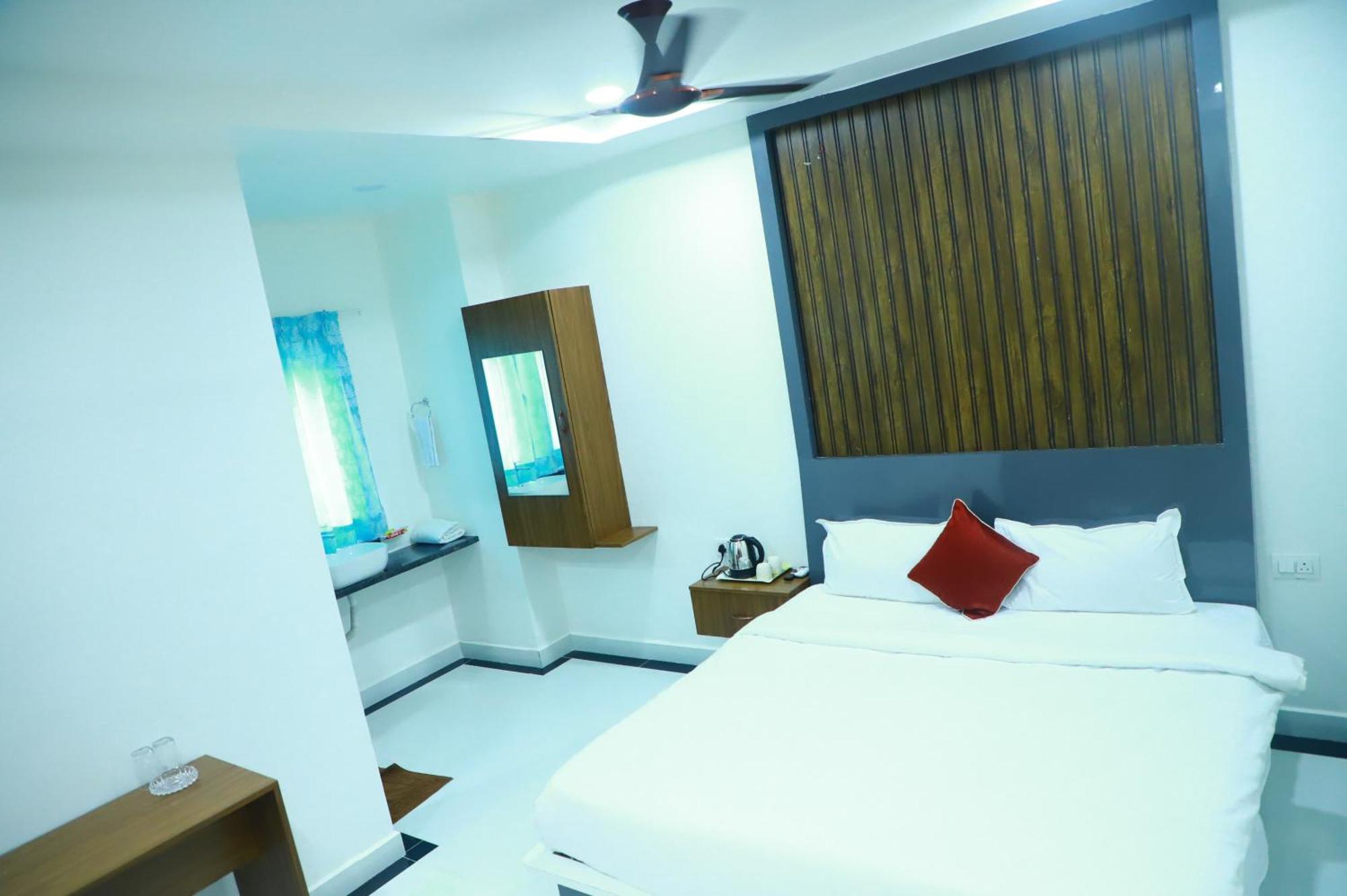 Sri Raghavendra Grand Hotell Turkapally Exteriör bild